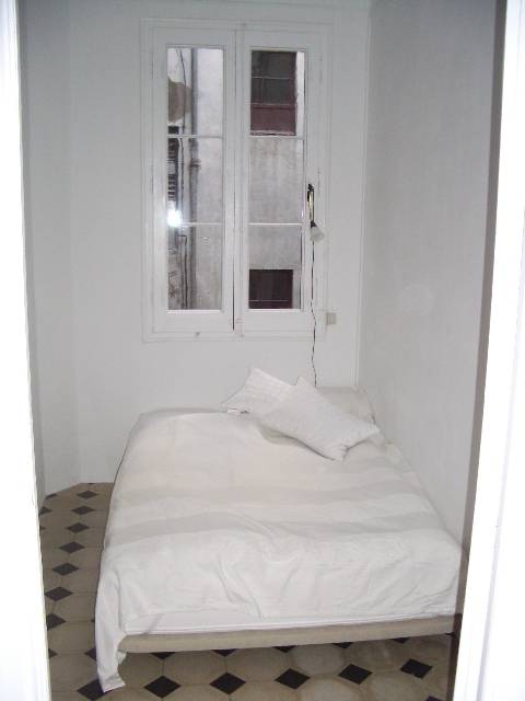 Bed and window to yard facing north.JPG